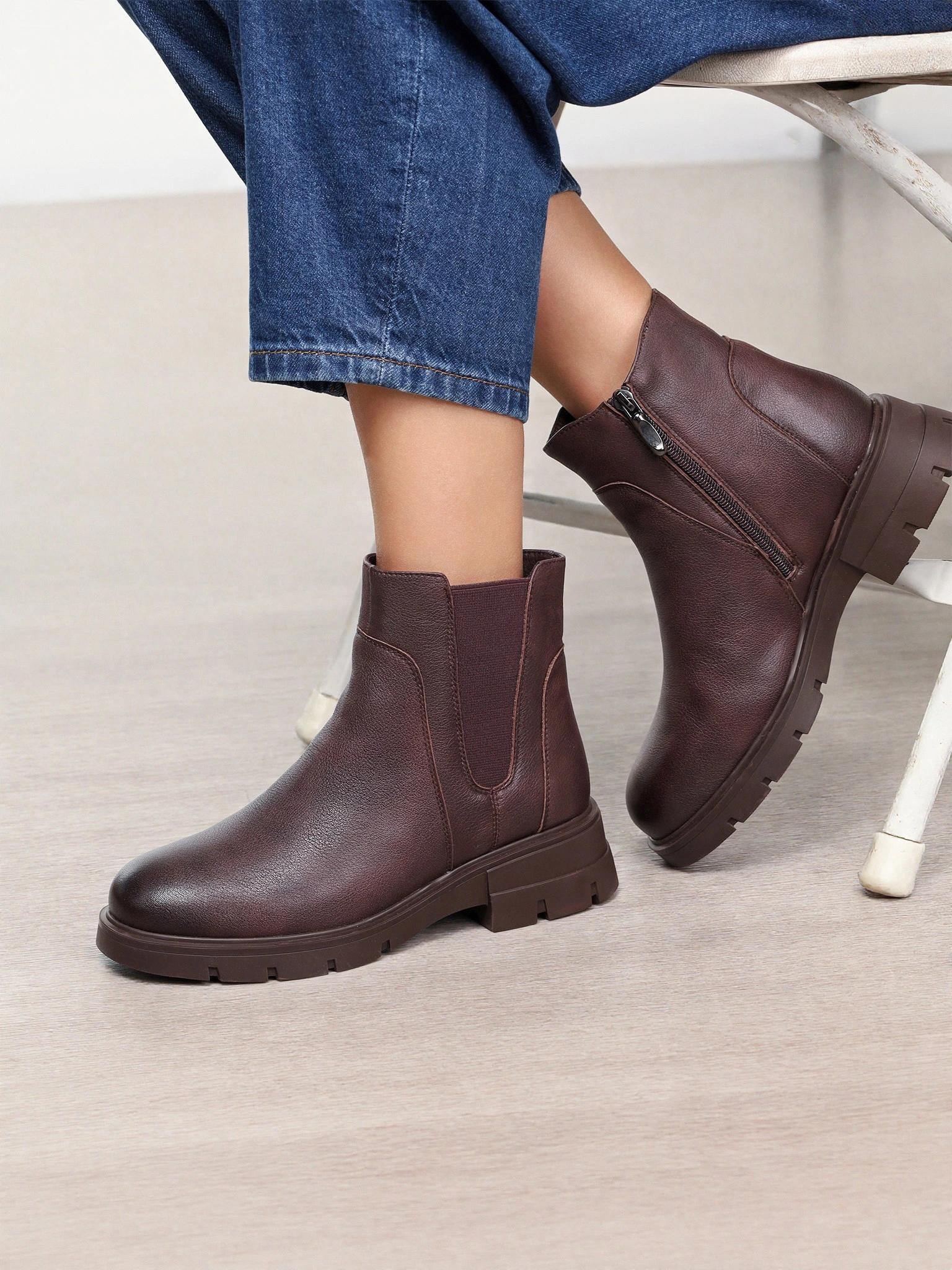 Ботинки бордового цвета с эластичной вставкой